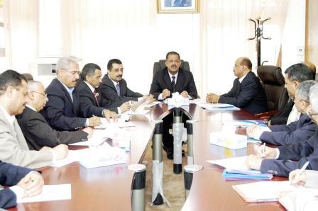 د. مجور لدى ترؤسه اجتماعا في مصلحة الضرائب أمس